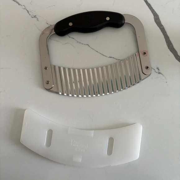 Pampered Chef Crinkle Cutter - Picture 4 of 4